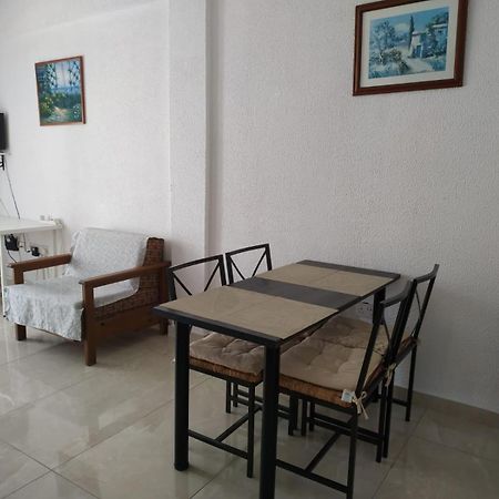 1 Bedroom Apartment Ларнака Стая снимка